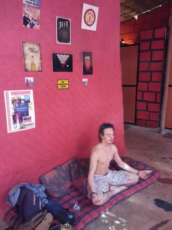 Bricks And Bamboo Hostel Anjuna Exterior photo